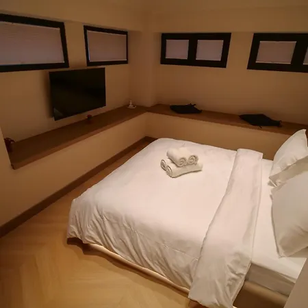 Post Hotel-new Bazaar Отель Тирана