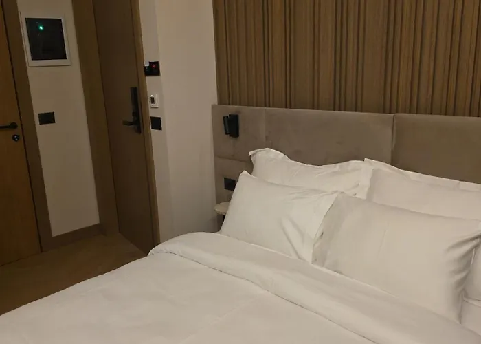 Post Hotel-new Bazaar 4* Тирана